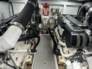 Motorruimte van een jacht met twee krachtige motoren en onderhoudsapparatuur, onderdeel van de service en onderhoud van Princess Yachts.