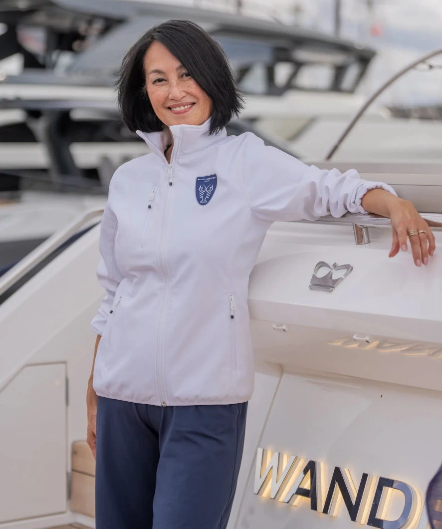 Een vrouw leunt glimlachend op een jacht van Princess Yachts tijdens de Hiswa 2025.