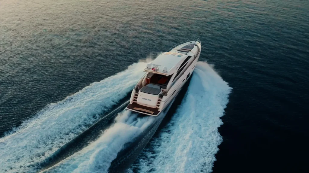 Luxe Princess Yachts jacht varend op open zee bij zonsondergang.