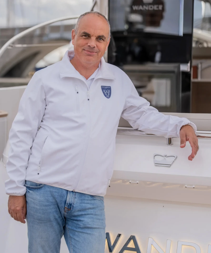 Een man in een wit jack leunt tegen een Princess Yachts-boot op de Hiswa 2025.