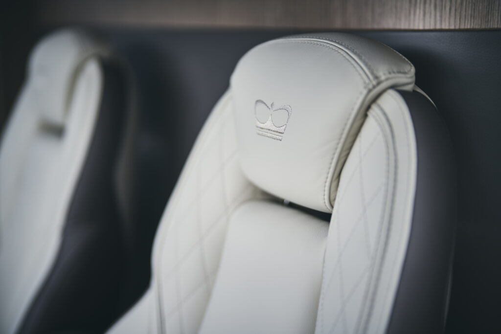 Detail van een luxueuze, wit lederen helmstoel met geborduurd logo op een Princess Yacht.
